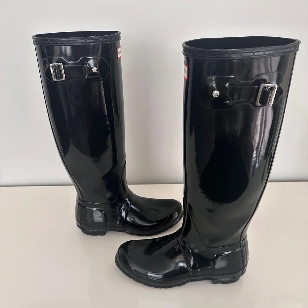 Women’s Tall Black Gloss Hunter rain boots in size 8 - Picture 3 of 15